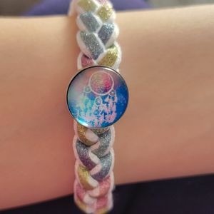 Slide adjustable button bracelet